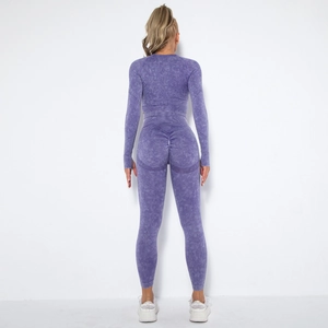 Detailsicht des lilafarbenen Acid-Wash-Yoga-Sets mit nahtloser Scrunch-Leggings