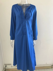 Detalle de vestido camisero azul Klein de manga larga con escote en V y lazada