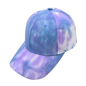 Vue détaillée du tissu tie-dye et des œillets brodés sur une casquette bleu et violet