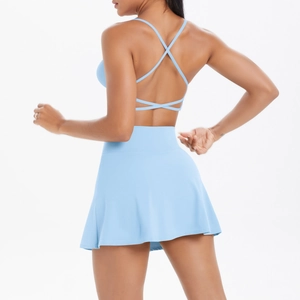 Vue arrière de l'ensemble de yoga bleu clair avec soutien-gorge croisé et jupe de tennis