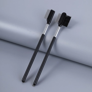 Détail du peigne à cils en acier pliable noir et de l'ensemble de brosses à sourcils