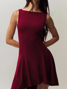 Detailed view of the slim fit burgundy sleeveless dress with premium ribbed knit fabric