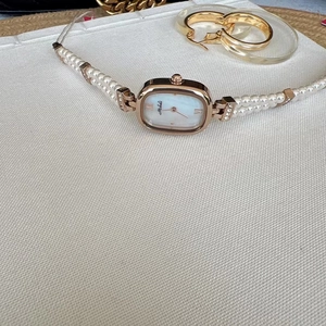 Elegante roségoldene Ovaluhr mit zweireihigem Perlenarmband und Perlmutt-Zifferblatt