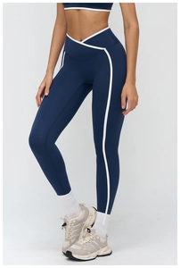 Dettaglio dei leggings da yoga con vita alta a V incrociata e profili bianchi a contrasto