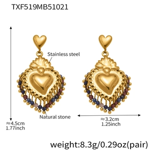 Détail de boucles d'oreilles cœur vintage en acier inoxydable avec pierre naturelle