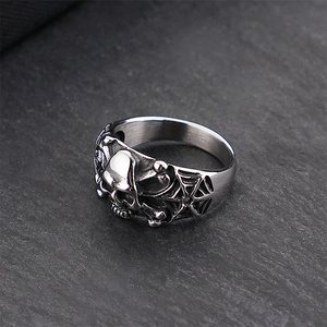 Gotischer Totenkopf- und Spinnennetz-Ring aus Edelstahl im Retro-Silber-Look