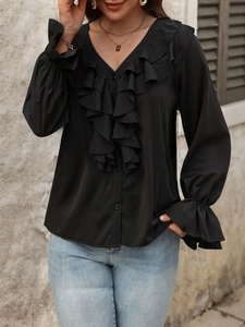 Elegante blusa negra de manga larga con cuello en V, volantes y estilo denim informal