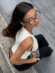 Top corto bianco senza maniche con scollo a V e dettagli arricciati e coulisse
