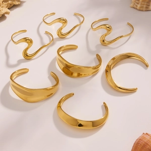 Set de brazaletes abiertos geométricos chapados en oro de 18k con textura ondulada