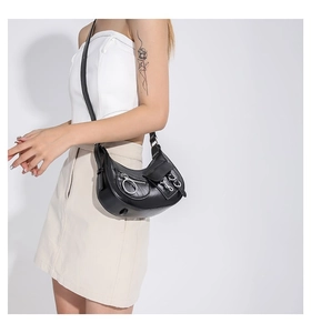 Détails du sac hobo en cuir noir avec anneaux argentés et style motard punk moderne