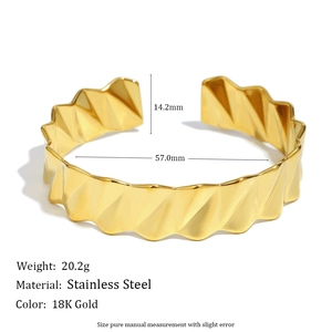Bracelet jonc en acier inoxydable plaqué or 18K avec motif géométrique sur fond blanc