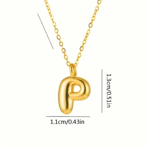 Dettaglio dimensioni del ciondolo a forma di lettera P a palloncino oro 1,1cm x 1,3cm