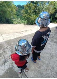 Cappelli alla pescatora disco coordinati per adulti e bambini con specchi argentati