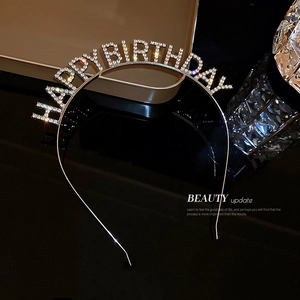 Eleganter Happy Birthday Haarreif mit silbernen Strasssteinen auf Metallgestell