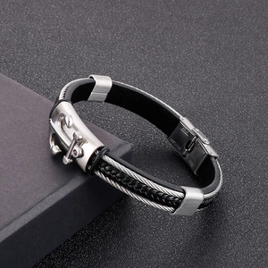 Dettaglio del bracciale da uomo in pelle e filo d'acciaio con chiusura ad ancora
