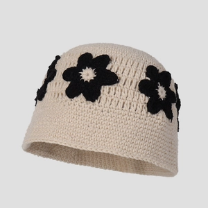 Gros plan du chapeau cloche au crochet avec texture tricotée et motifs floraux
