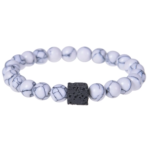 Dettaglio delle perle di turchese bianco con pietra lavica nera quadrata su un bracciale