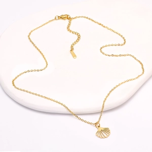 Collier minimaliste en acier inoxydable doré avec pendentif coquillage et fermoir mousqueton