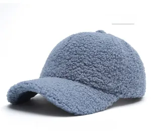 Vue détaillée de la texture en laine d'agneau bleu clair de cette casquette de baseball