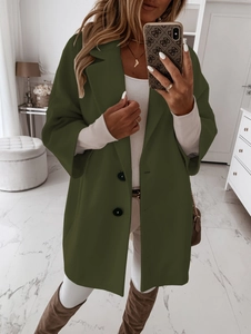 Détail du manteau en laine oversize vert armée avec col à revers et boutons