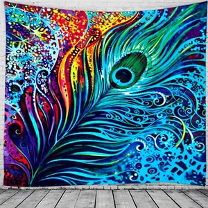 Détail du motif de plumes de paon psychédélique sur une tapisserie murale