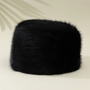 Chapeau cloche d'hiver en fourrure de renard noire pour femme avec texture moelleuse