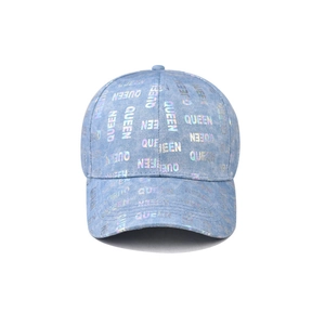 Dettaglio macro della stampa laser olografica QUEEN su cappellino in denim blu chiaro