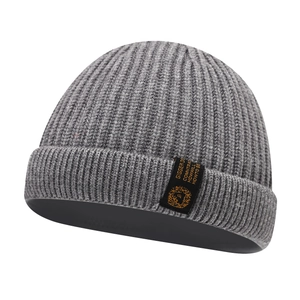 Bonnet en maille côtelée grise pour l'hiver avec revers et étiquette tissée mode