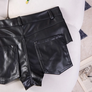 Detailaufnahme der schwarzen PU-Ledershorts mit Gesäßtaschen und Taillenverarbeitung