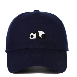 Dettaglio del ricamo a forma di panda su un cappello da baseball in cotone blu