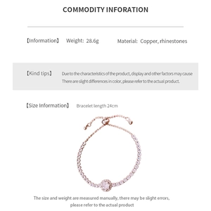 Détail d'un bracelet en or rose avec disque en strass et fermoir réglable coulissant