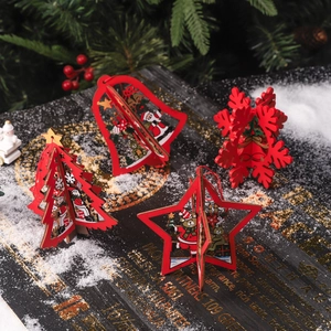Vue détaillée d'ornements de Noël en bois rouge avec motifs de père Noël et de flocons