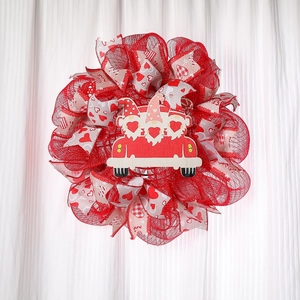 Couronne de la Saint-Valentin avec rubans à cœurs roses et décor de gnome