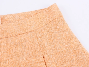 Vue macro du tissu en tweed orange texturé et détails de couture à la ceinture