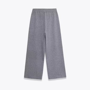 Gros plan sur la texture en maille grise douce de ce pantalon large élégant