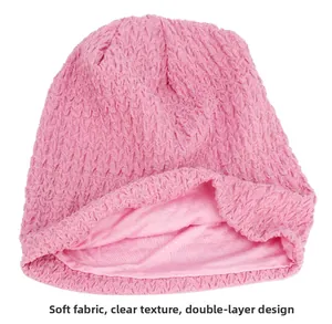 Detailansicht der rosa Strickmütze mit weichem doppellagigem Futter und Textur