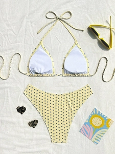 Set bikini a pois con top a lupetto, dettaglio dell'etichetta e accessori da spiaggia