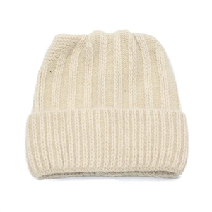 Gros plan sur la texture en maille côtelée beige d'un bonnet d'hiver en poil de lapin