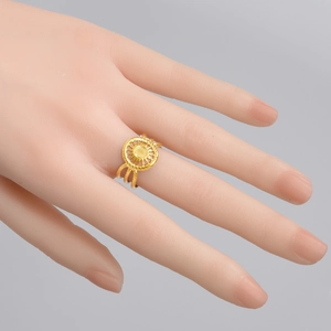 Bague triple épaisseur en acier 304 doré avec motif soleil engrenage sur un doigt