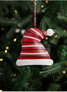 Detail eines Weihnachtsanhängers aus Metall in Hutform mit Streifen am Tannenbaum
