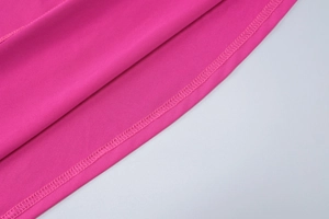Nahaufnahme der hochwertigen Nähte und Verarbeitung am stoff der rosaroten Kleid