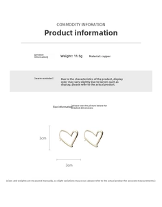 Détail des boucles d'oreilles cœur dorées en cuivre, 3x3 cm pour un poids de 11,5g