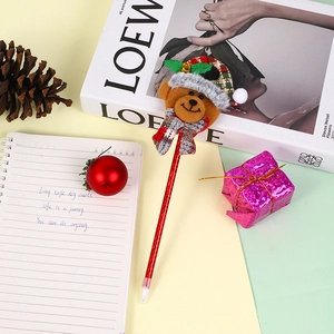 Vue détaillée d'un stylo à bille de Noël festif orné d'un ours en peluche et d'un chapeau