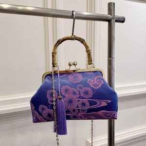 Chinesische Stickerei-Handtasche mit Bambusgriff, Wolkenmuster und langer Seidenquaste