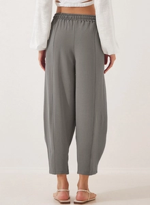 Détail de la taille haute élastique et du tissu gris texturé sur ce pantalon décontracté