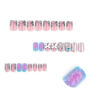 Unghie finte rosa e viola con motivo zebra, rilievo 3D e strass di lusso brillanti