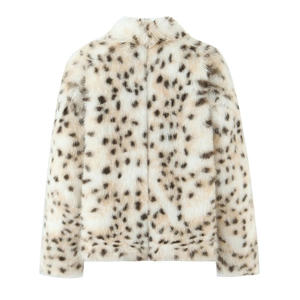 Vue détaillée du dos d'une veste en fausse fourrure blanche à motif léopard