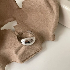 Detailed macro view of S925 sterling silver minimalist ring showing inner hallmark and polished finish