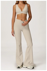 Détail du pantalon de yoga taille haute avec design en V croisé et jambes évasées beige