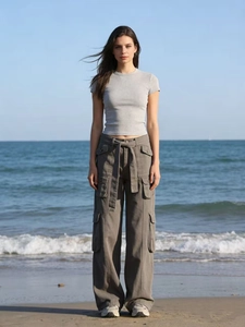 Ensemble jeans cargo femme avec t-shirt court et pantalon large à poches multiples